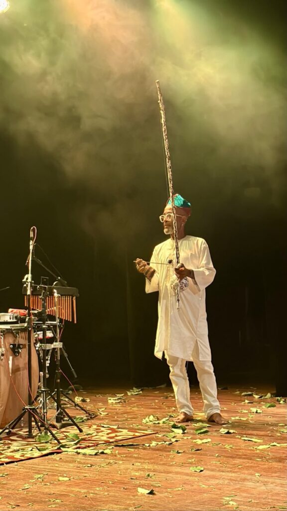 Mestre de capoeira tocando berimbau
